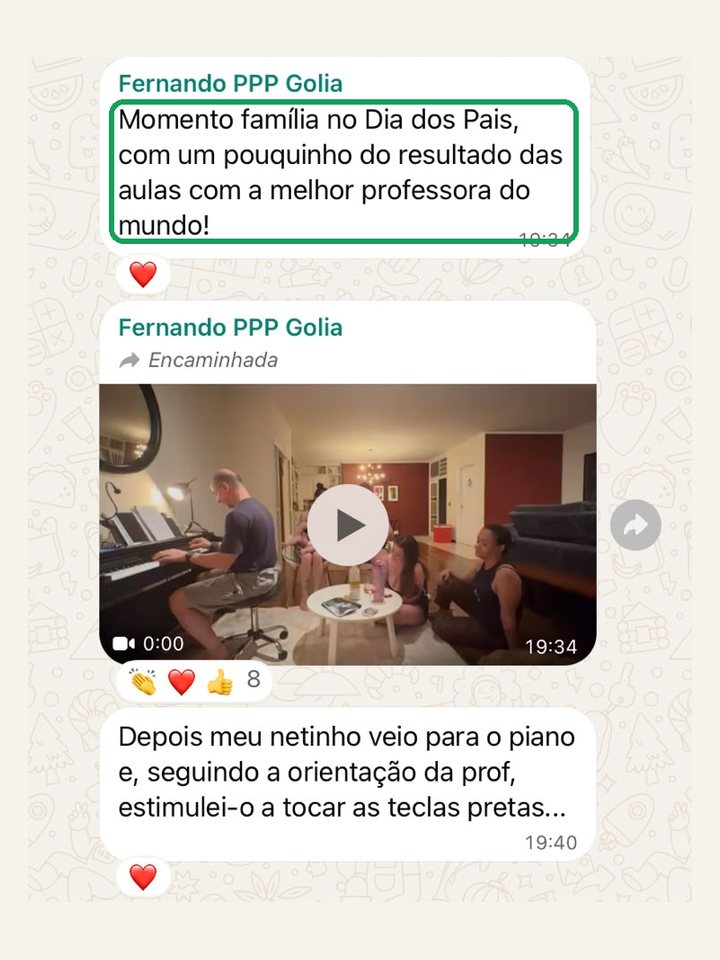 Fernando tocando para a família no Dia dos Pais
